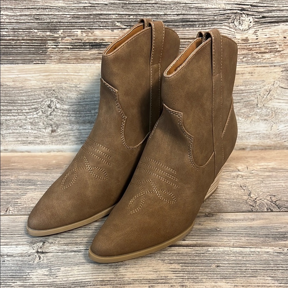 Cushionaire Women's Rocky Western Stacked Heel Boot in Brown C7